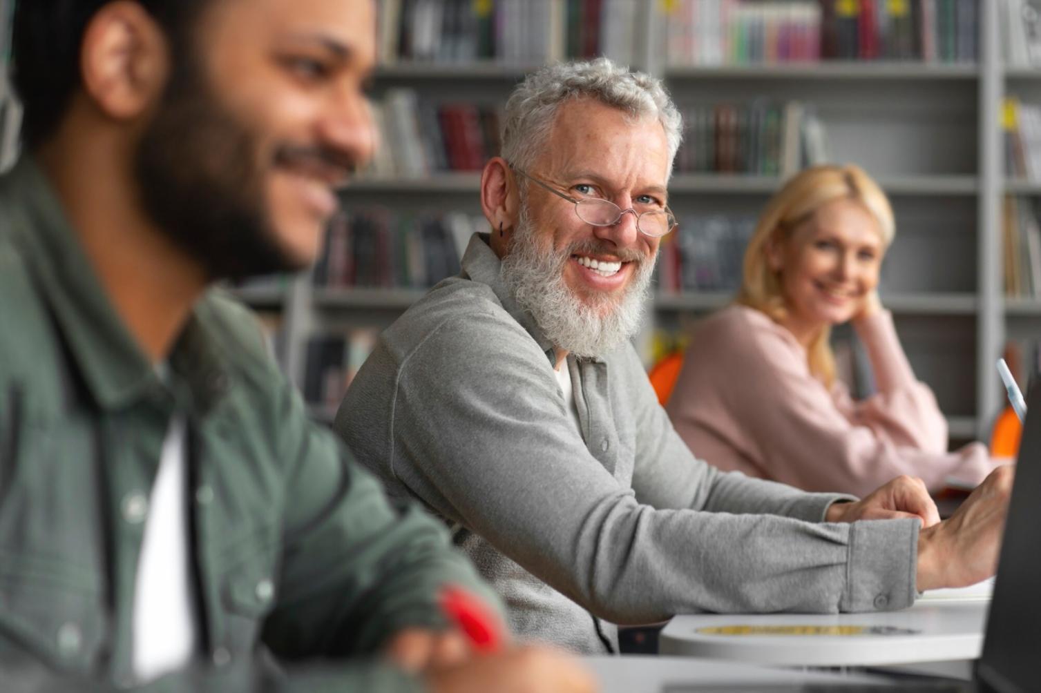 Trading-Arbeitsplatz mit mehreren Bildschirmen und Marktanalyse